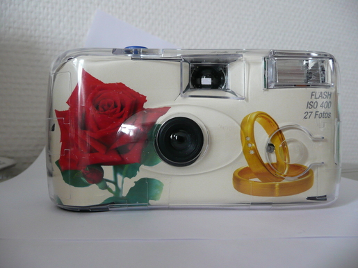 Eenmalig gebruik Camera  Rode rozen en ringen, bruiloftdesign